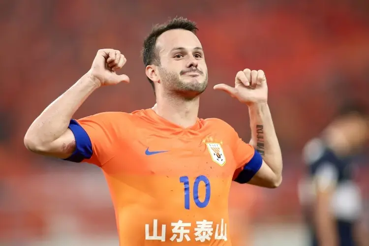 左右中超争, 赛场